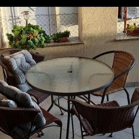 Im Erdgeschoss Mit Panorama-blick By Interhome ディクロ