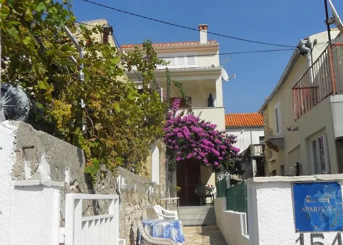 Im Erdgeschoss Mit Panorama-blick By Interhome *