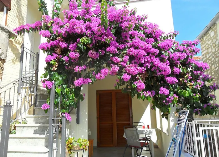 Im Erdgeschoss Mit Panorama-blick By Interhome *