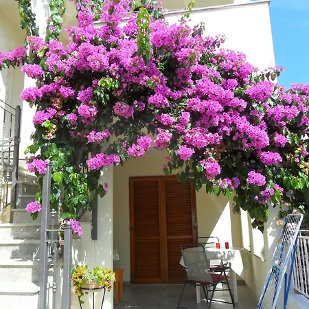 Im Erdgeschoss Mit Panorama-blick By Interhome *